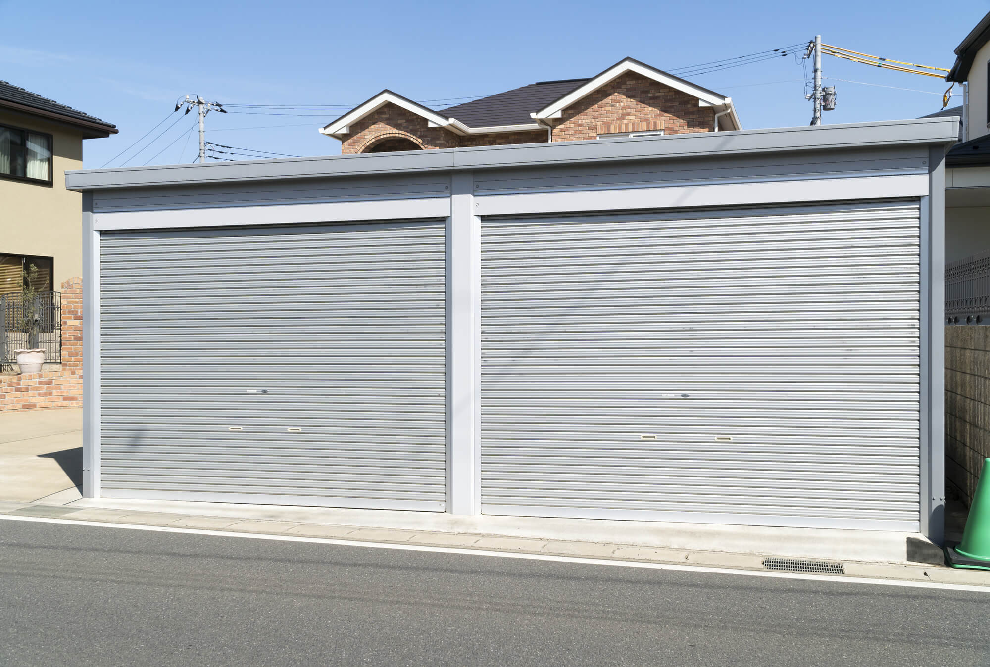 ガレージ2台の工事費込み相場はいくら？安く建てる方法や自宅に設置するメリットまとめ