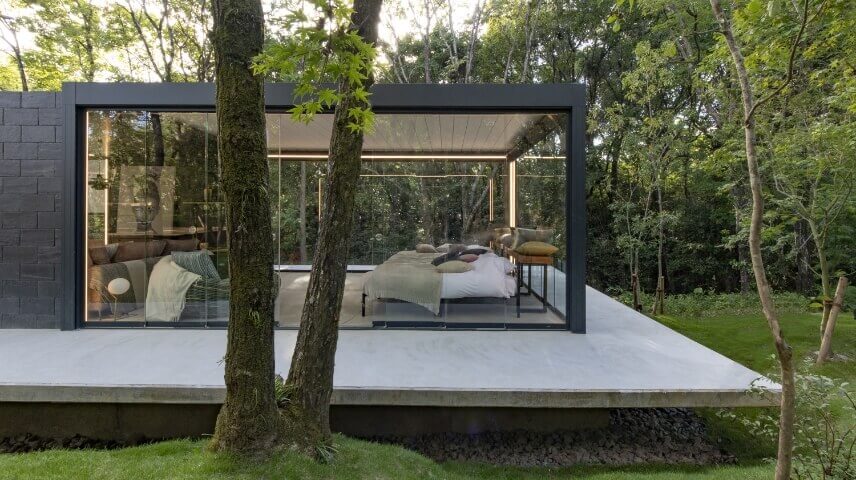 木々に囲まれた秘密基地