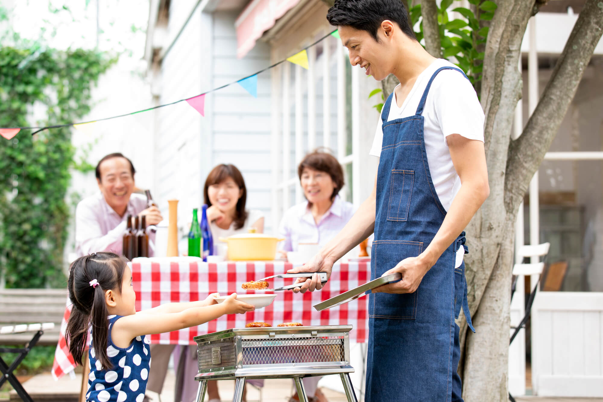 アウトドアリビングのおしゃれな目隠し方法のアイデア