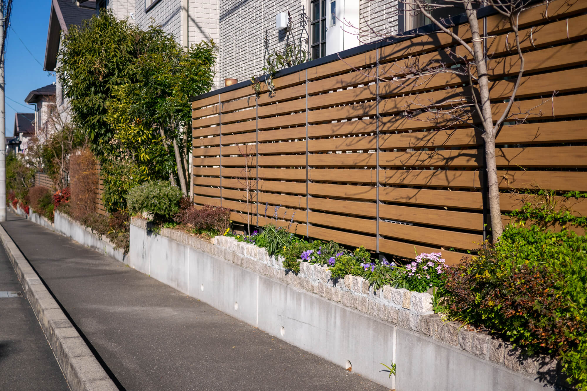 フェンス工事はホームセンターの資材でDIYできる?外構工事会社に依頼すべき?