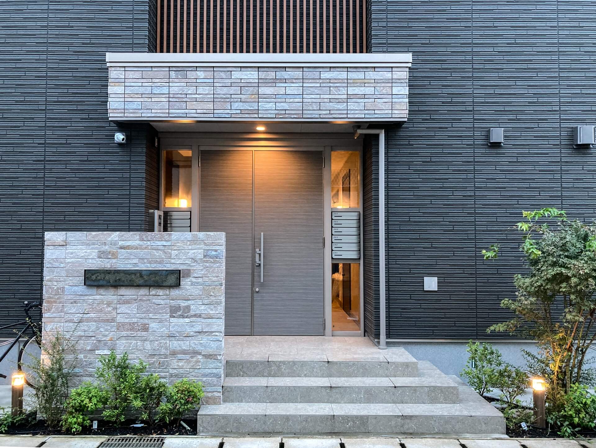 ファサードとは、建物を正面から見たときの外観のことで、住宅の印象を大きく左右する重要な要素