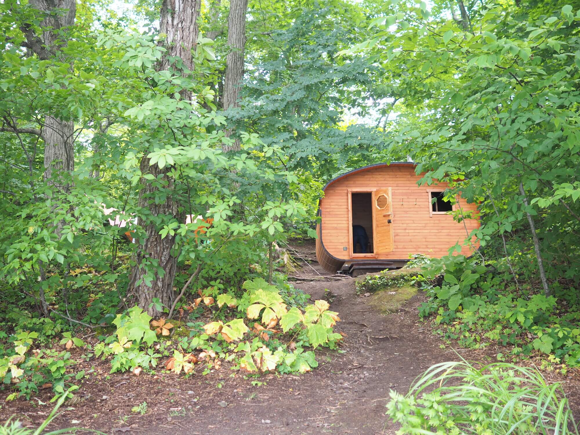 庭にサウナ小屋を設置する