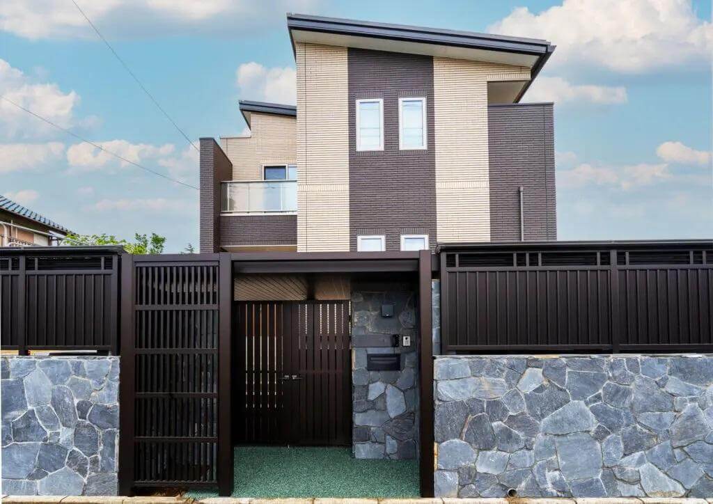豊富な天然石を使用した和モダンなクローズド外構(千葉県千葉市 F様邸)