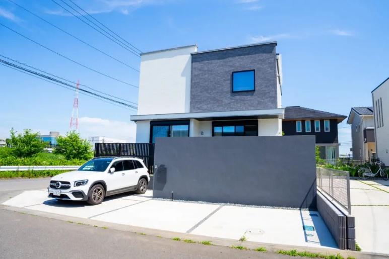 グレートーンで統一された、建物デザインが際立つホテルライクな外観