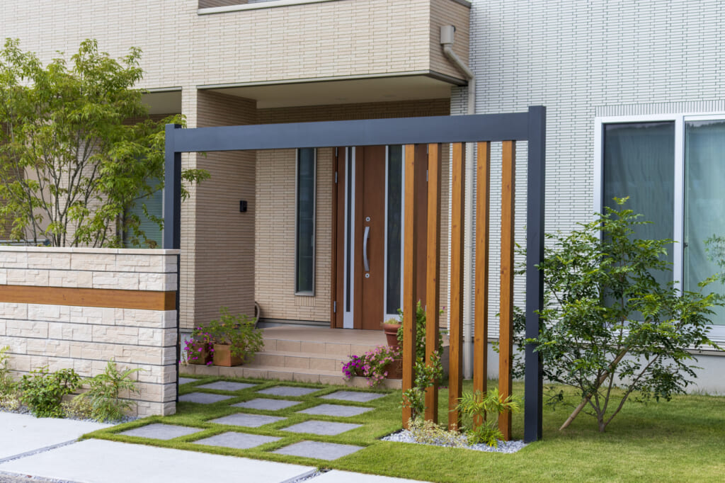 人工芝を使用した玄関アプローチの例