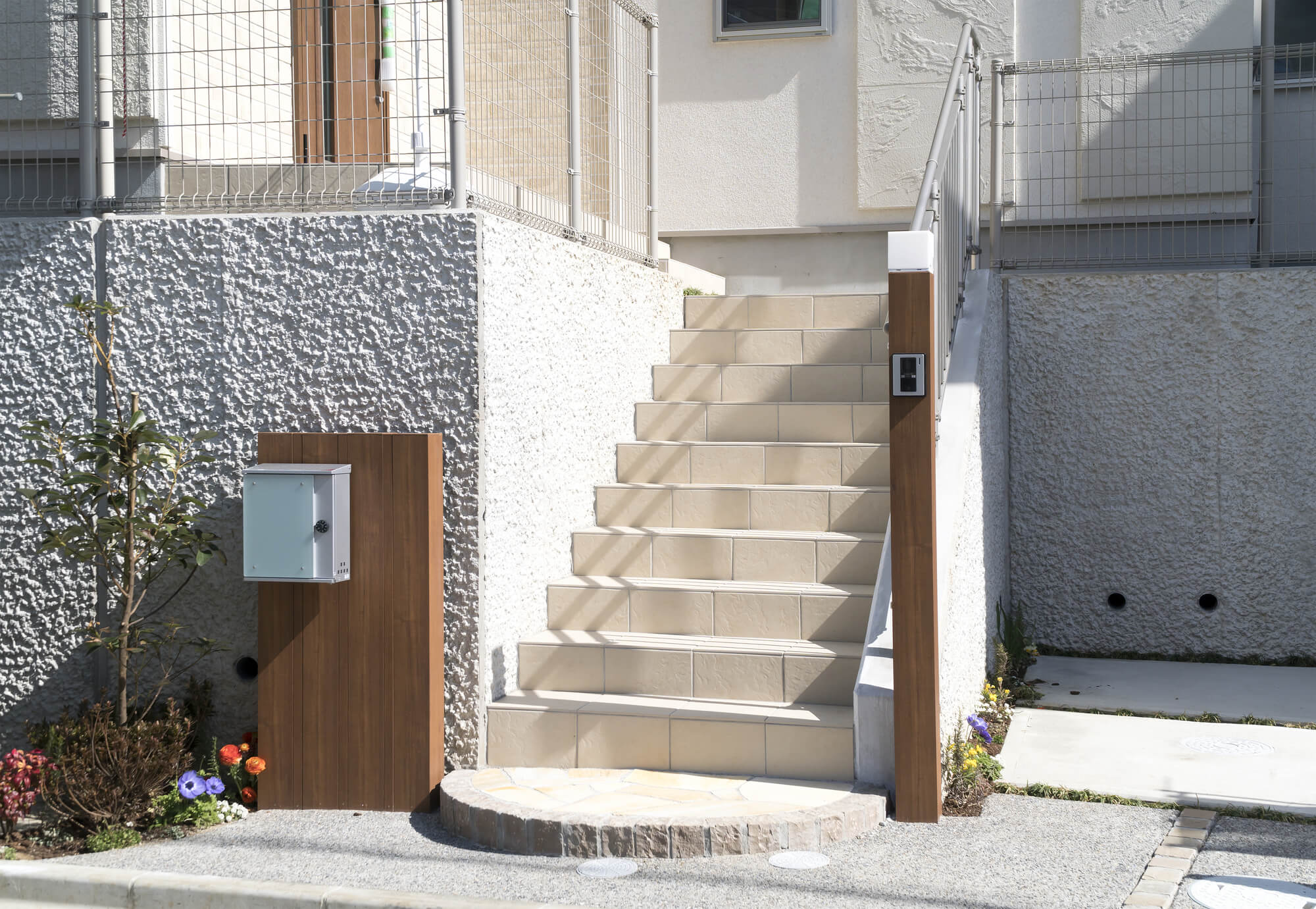 玄関アプローチに階段を設置するメリットとデメリット